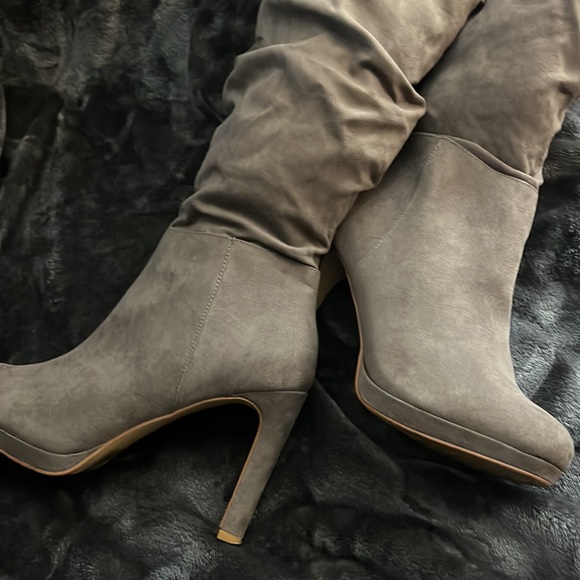 Tan boots up to the knee - Picture 5 of 9